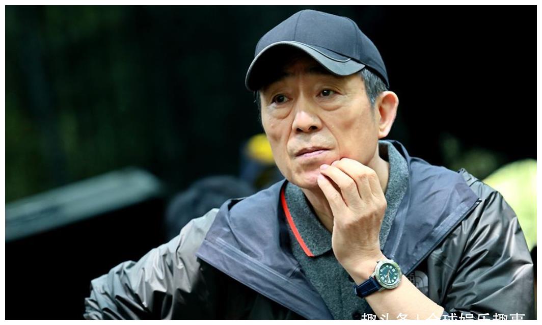 张艺谋妻子p图为老公庆生,家人"悬浮"在合照中