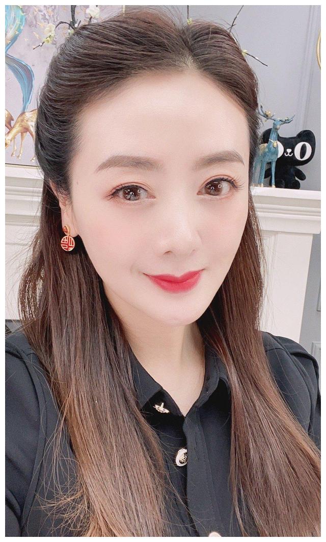 还记得上错花轿嫁对郎中的杜冰雁吗她也开始直播带货了