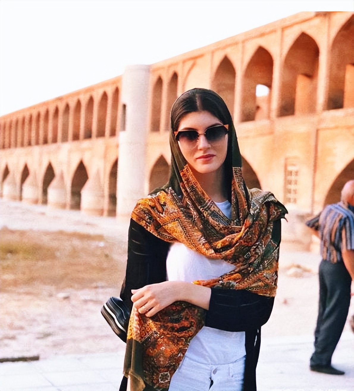 黑头巾大长袍看了伊朗女人的街拍原来头巾也可以美如彩虹