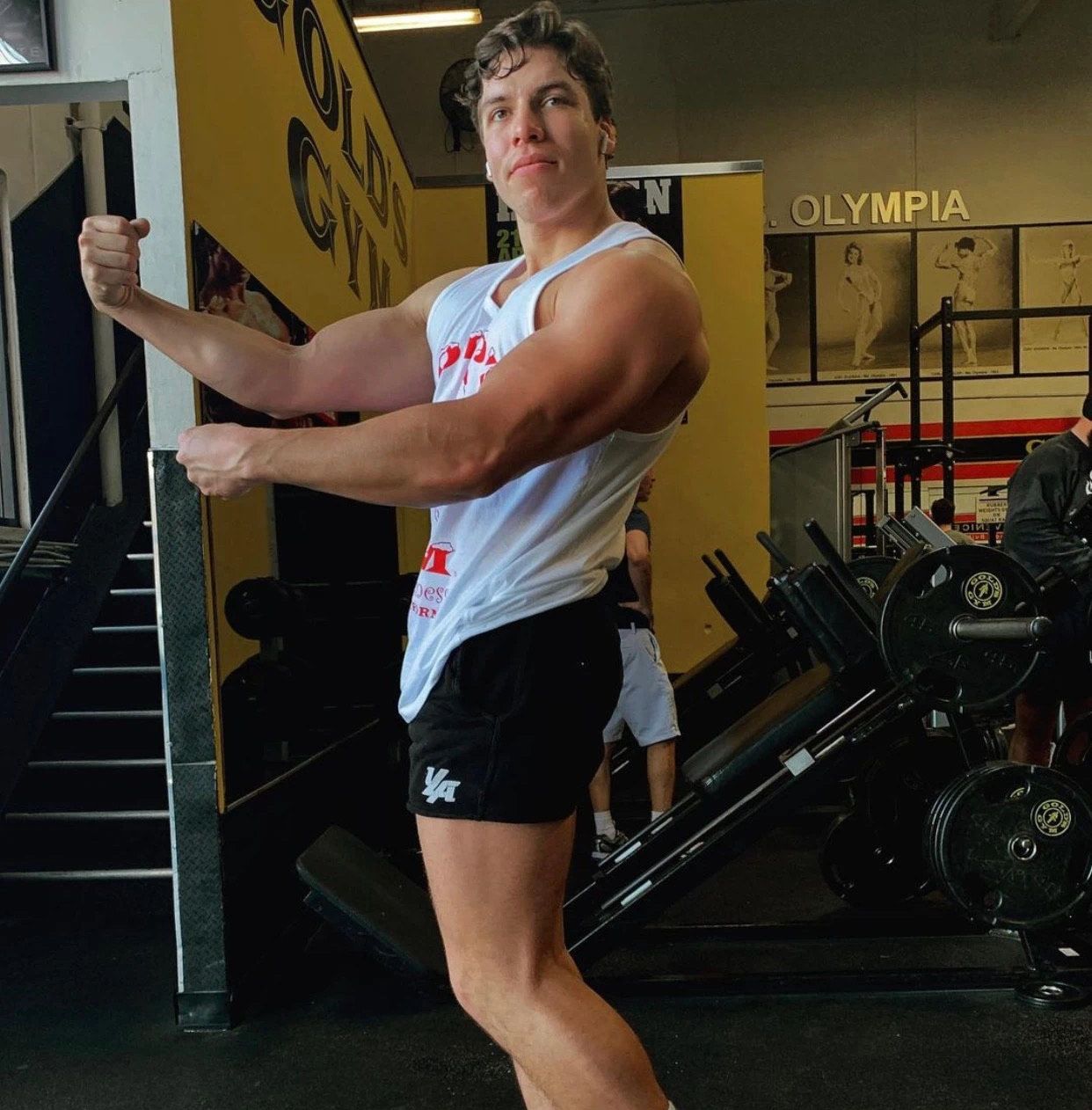 他是施瓦辛格私生子,完美的遗传了父亲的健美基因,成为肌肉猛男__财经