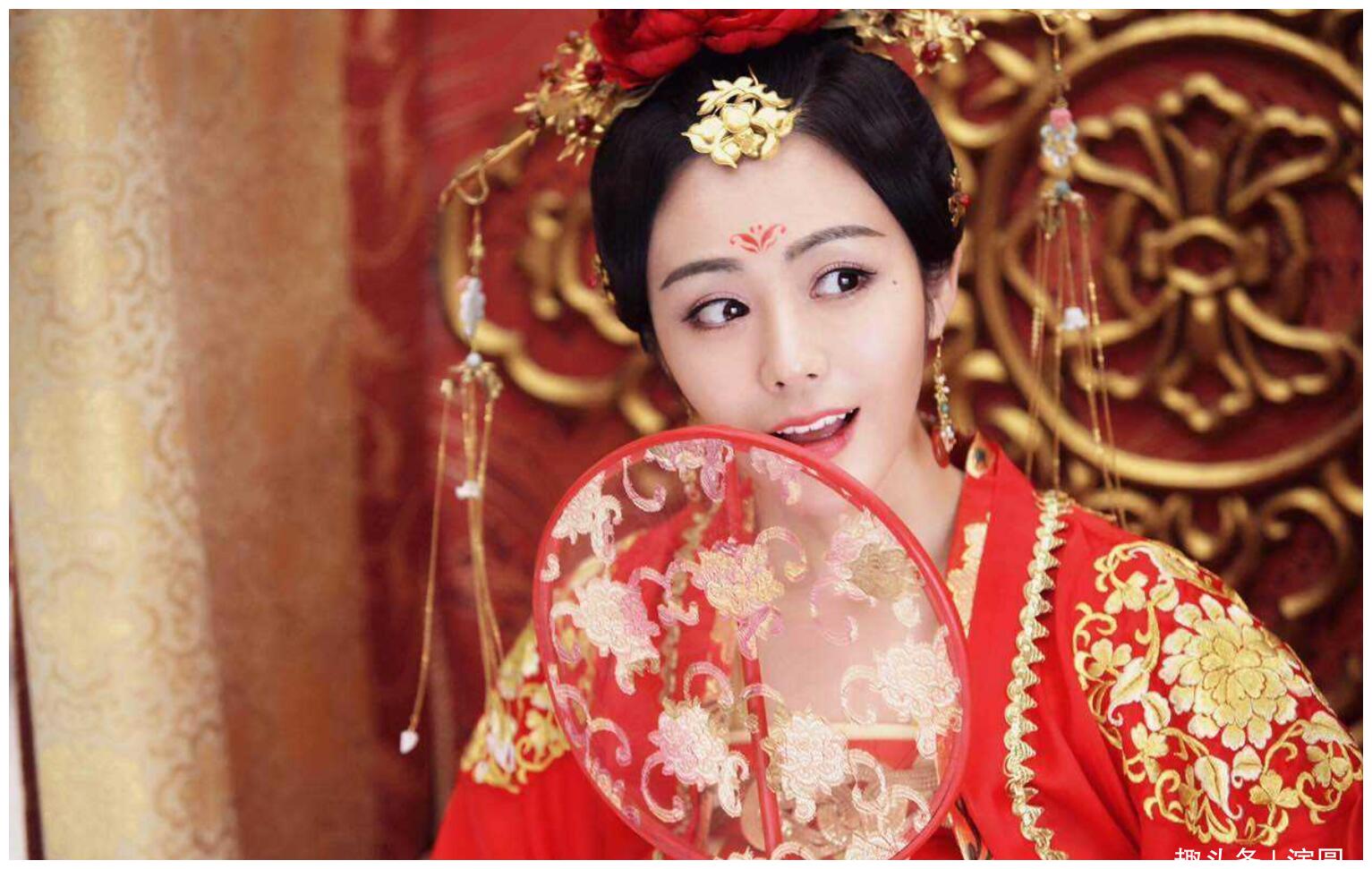 她是很多人的泪痣女神,出道多年不红,今32岁凭《海棠红》走红