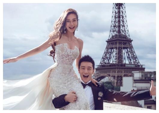 黄晓明回青岛老家，晒与姥姥合照，背后的镜子里看到了baby