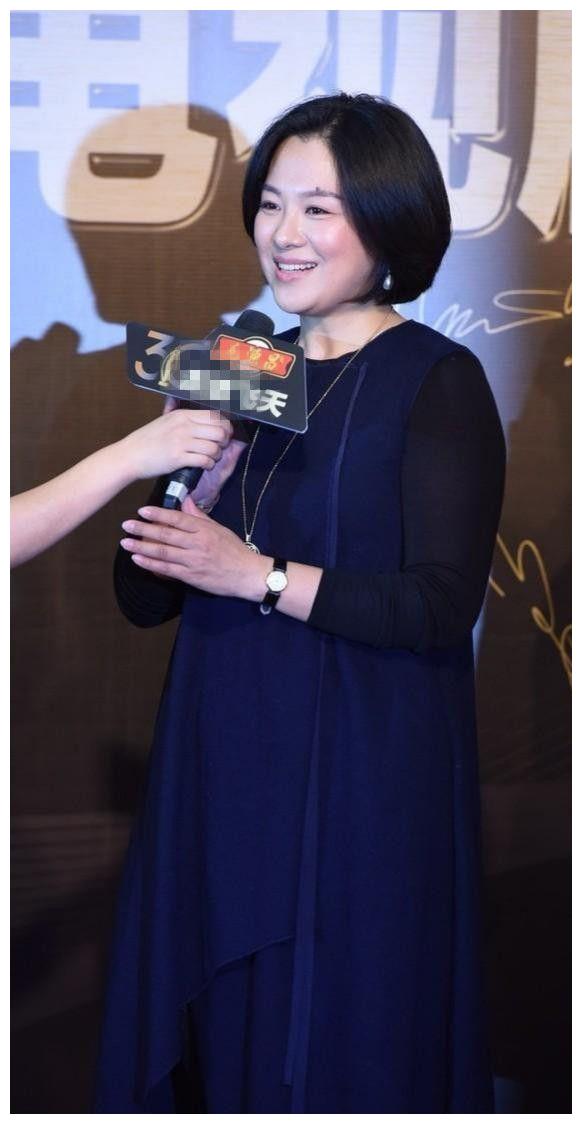 沈傲君发福身材走样,穿长裙尽显富太气息,气质大不如从前!