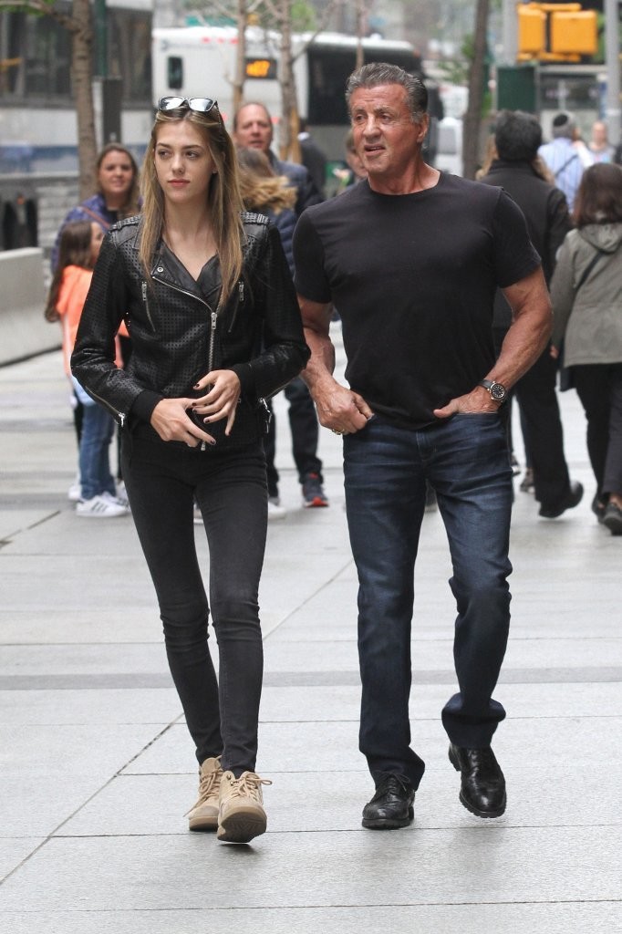 76岁史泰龙逛街t恤藏不住健硕身材小女儿穿搭机车风好酷