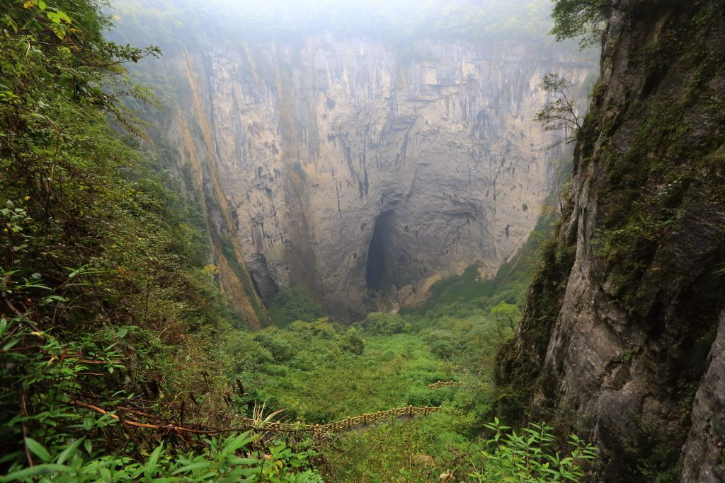 难得一见的天坑美景,面积最大的三个全在我国,最深的接近700米