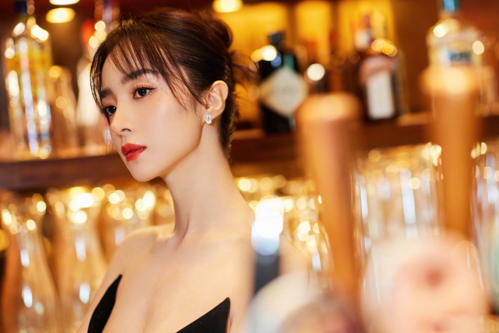 胡冰卿身着黑色高腰开叉长裙,深v设计勾勒出优越的天鹅颈