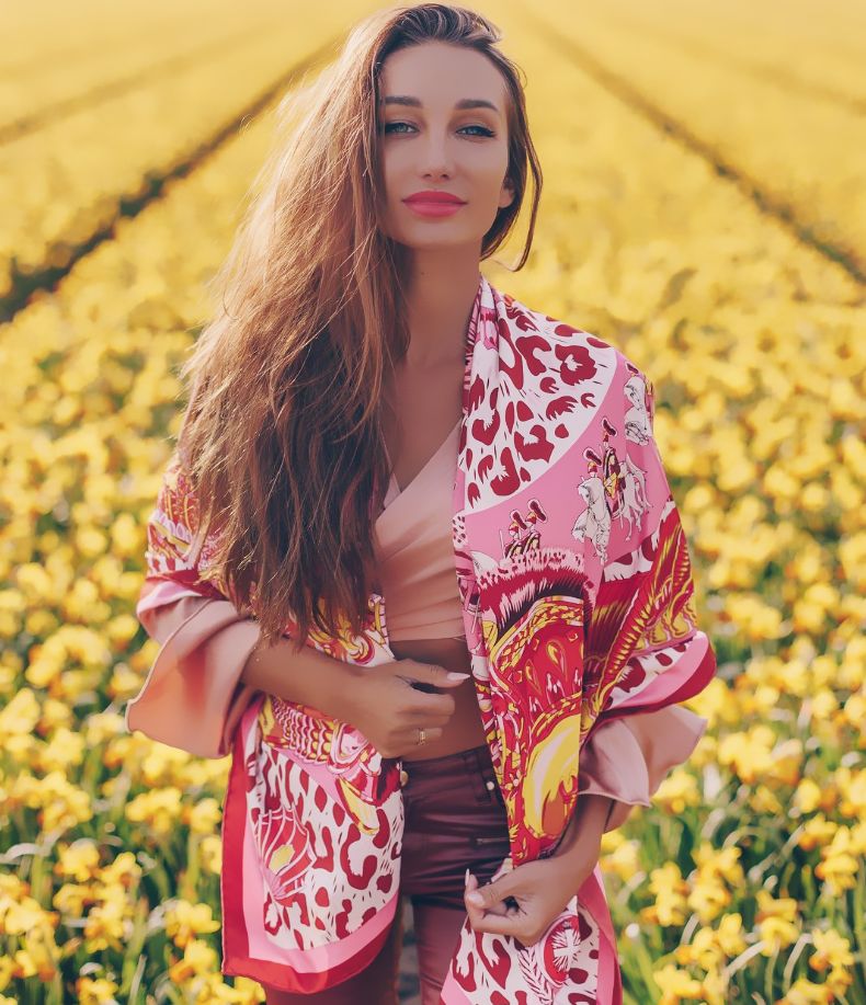 俄罗斯国宝级美女,健美身材展现曲线之美,一袭吊带领略万种风情