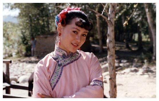 在《落山风》担任女主角素碧,获得 第14届大众电影百花奖最佳女主角.