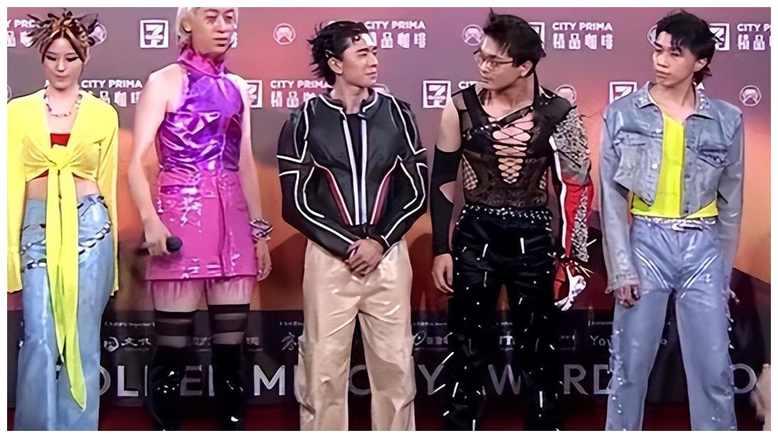 7月最土的三大红毯!鸡毛装、披床单、野猪造型,土得我笑出猪叫休闲区蓝鸢梦想 - Www.slyday.coM 7月最土的三大红毯!鸡毛装、披床单、野猪造型,土得我笑出猪叫休闲区蓝鸢梦想 - Www.slyday.coM