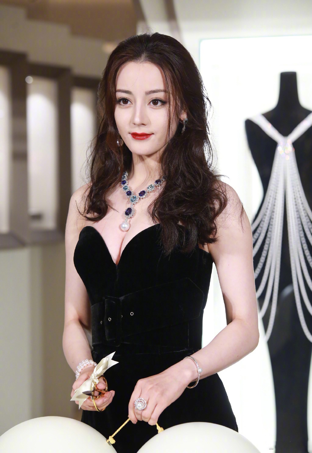 迪丽热巴身着一袭黑色低胸礼服搭配精致珠宝现身活动 妩媚迷人