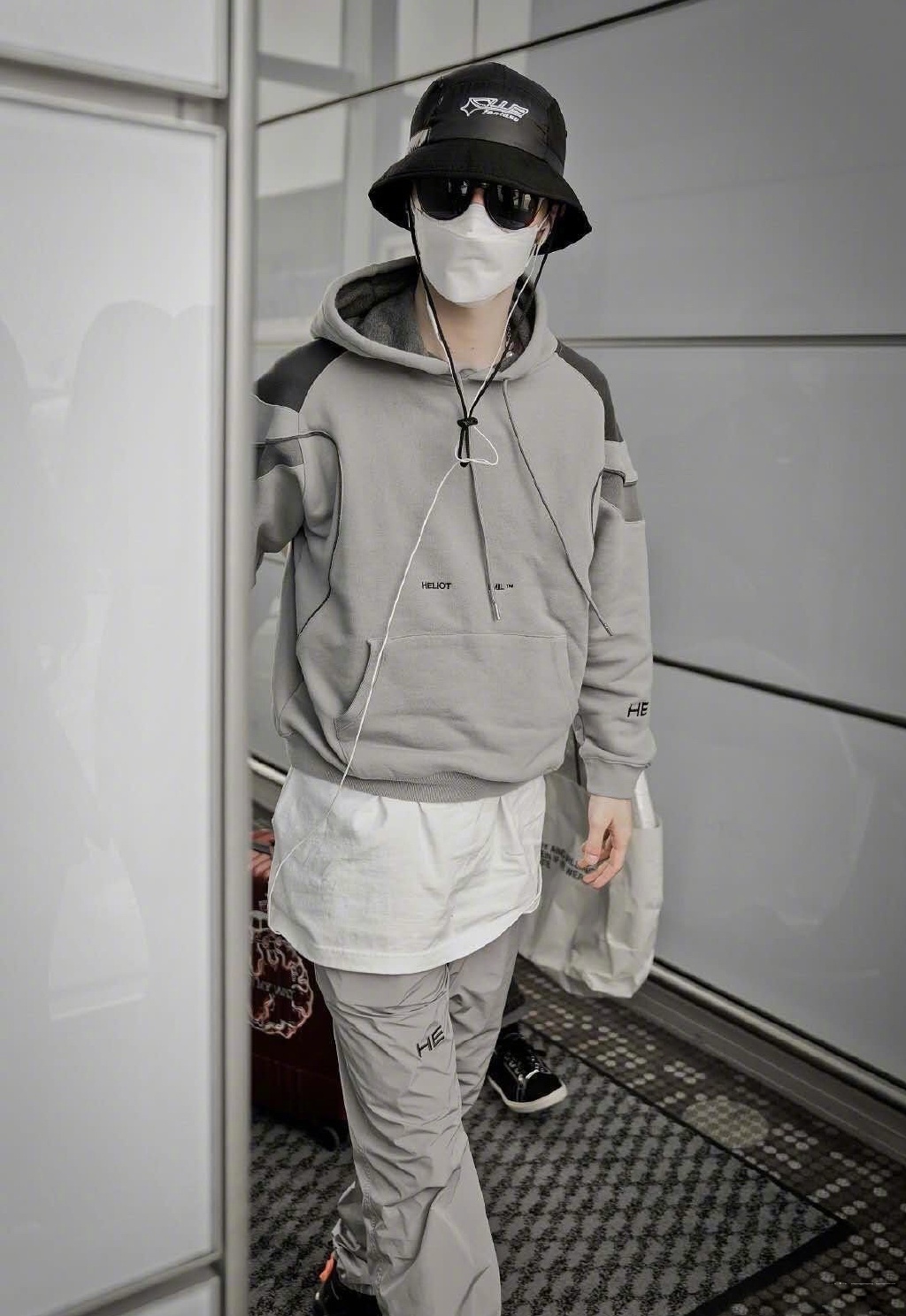 范丞丞一身灰色系的造型穿搭,运动休闲的boy私服时尚感