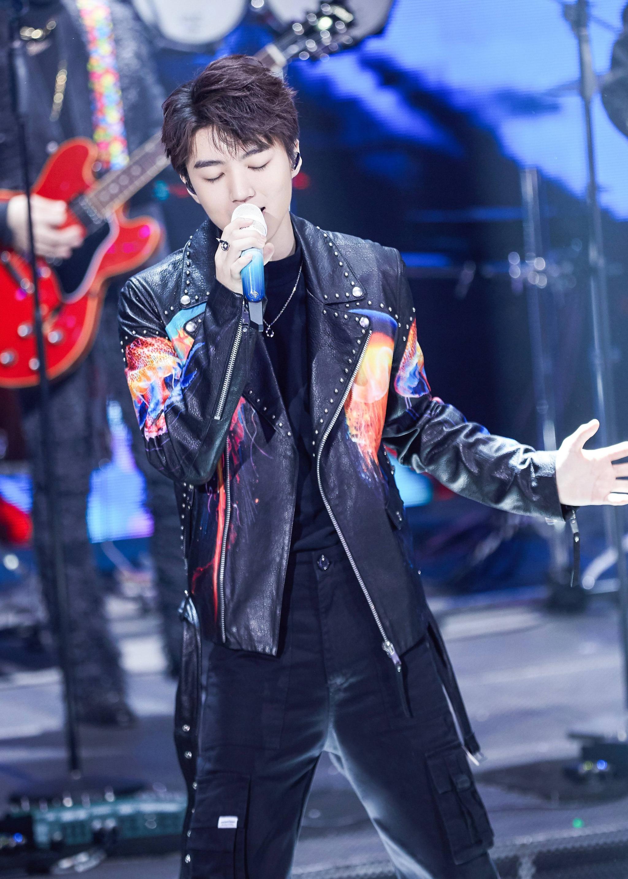 王俊凯原创rap词唱出态度，坚定路途少年无畏。