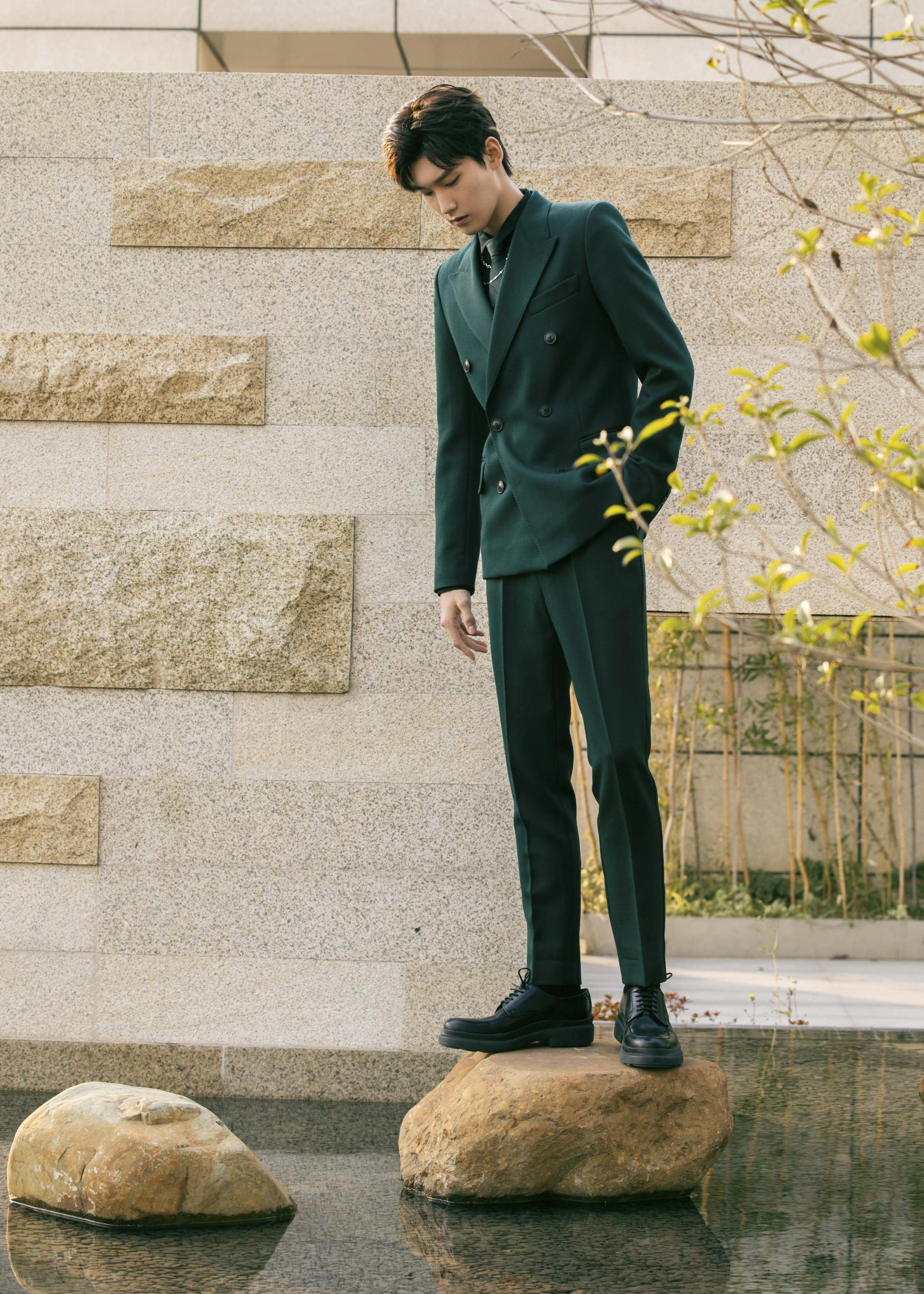 邢昭林墨绿西装绅士雅致获年度潜力电视演员