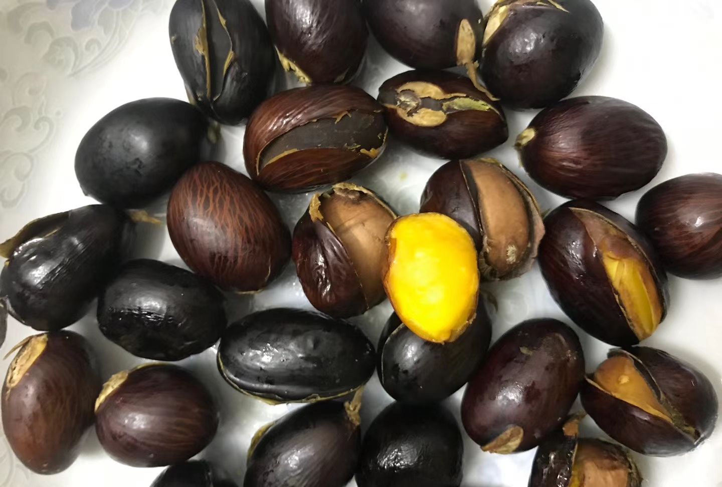 没成熟的九层皮,在果实包里面是黄色和粉红色的,成熟时逐渐变成