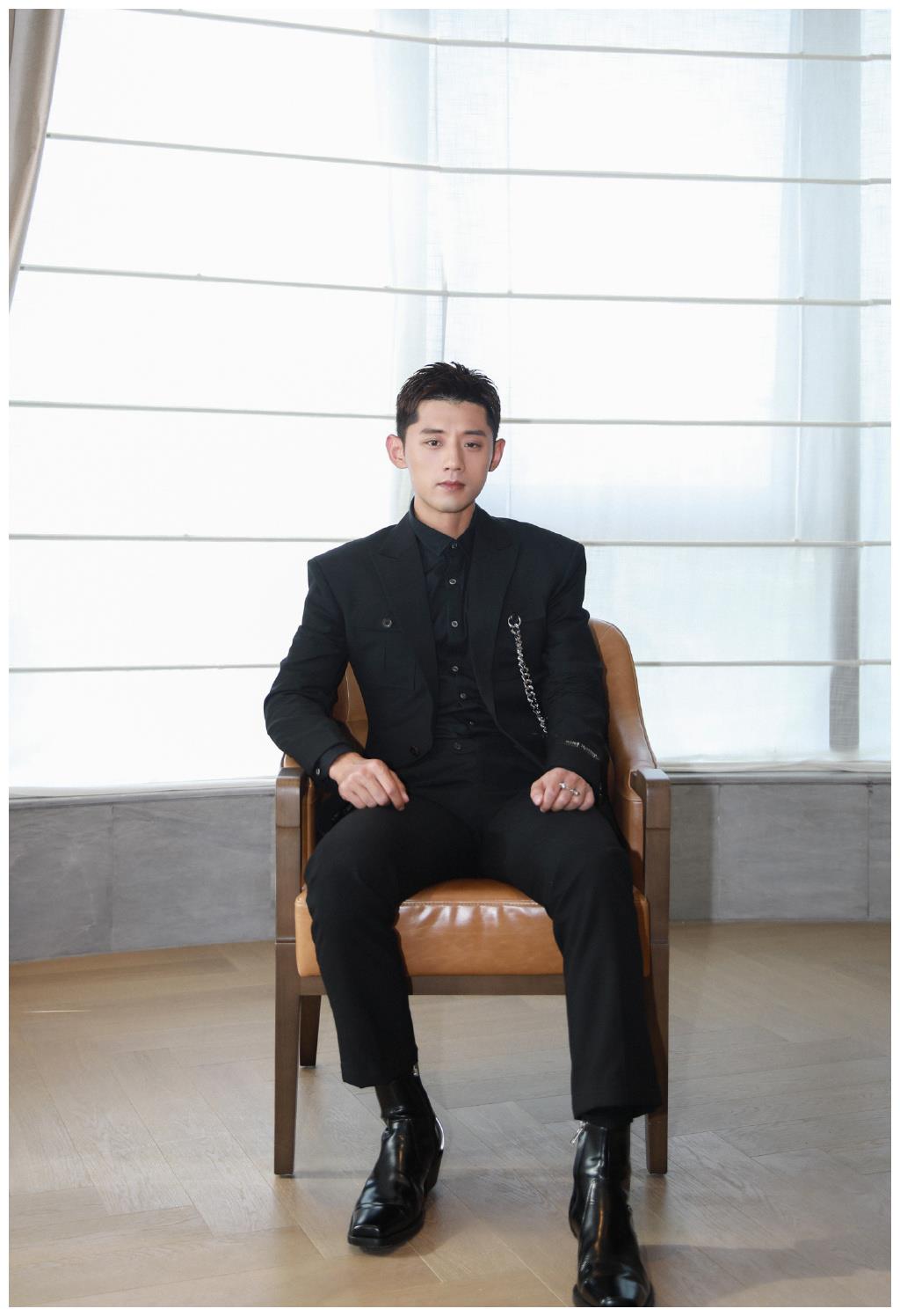 张继科连续登台献唱!造型多变穿西装超帅气,自称白了遭吐槽