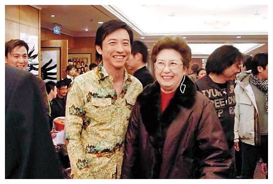 庾澄庆现任妻子,硕士海归当主播,一家三姐妹都是美女广告明星