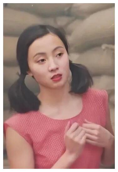 年轻时的陶虹,娟秀灵动,盈盈一笑间夺人魂魄,徐峥真的捡到宝了