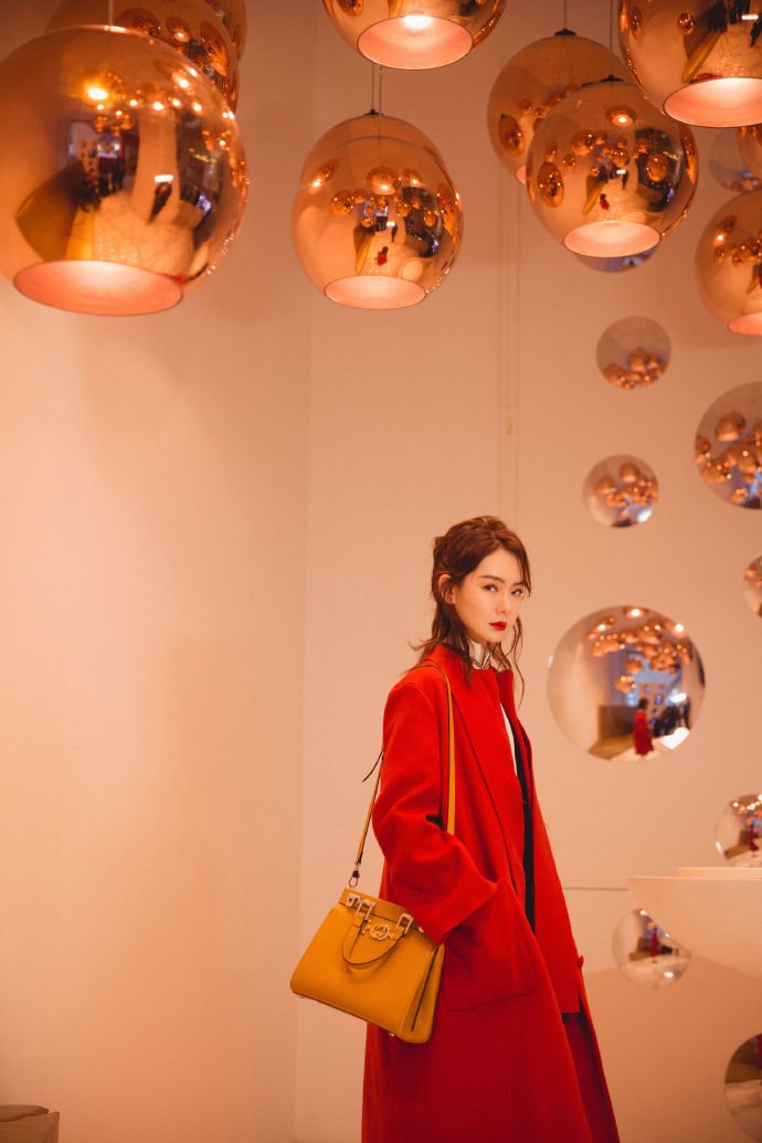 戚薇上演经典的红黄搭配,美得动人心弦,气场依旧强大