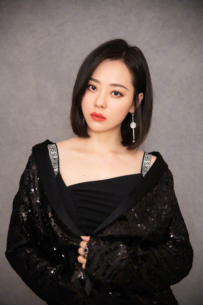 还是平时生活中,张靓颖越发地性感美艳,在最新晒出的一组照片中,一袭