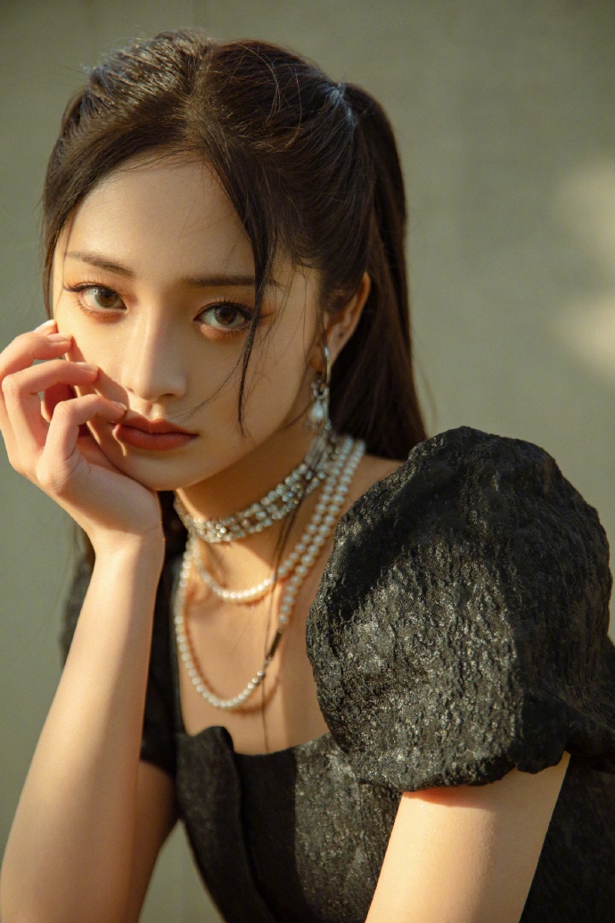 周洁琼暗黑少女风造型绝美动人,黑裙珍珠美如画,长发灵动妩媚__财经