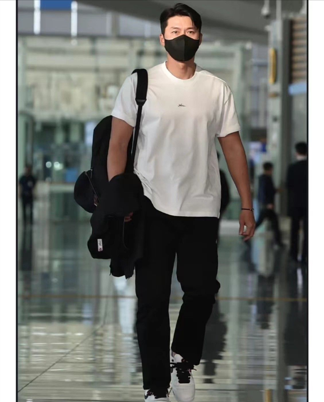 孙艺珍夫妇温馨度蜜月玄彬全程拿包似暖男情侣极简风好飒