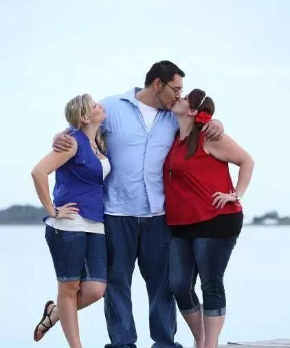 bartley长得不是很英俊,很平庸无奇,却过着左拥右抱的日子,实在是令人