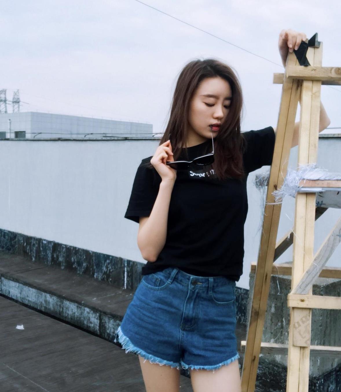 《三十而已》里的张月,私服穿搭超有品位,T恤搭短裤简约又高级|三十而已|张月|私服_新浪新闻