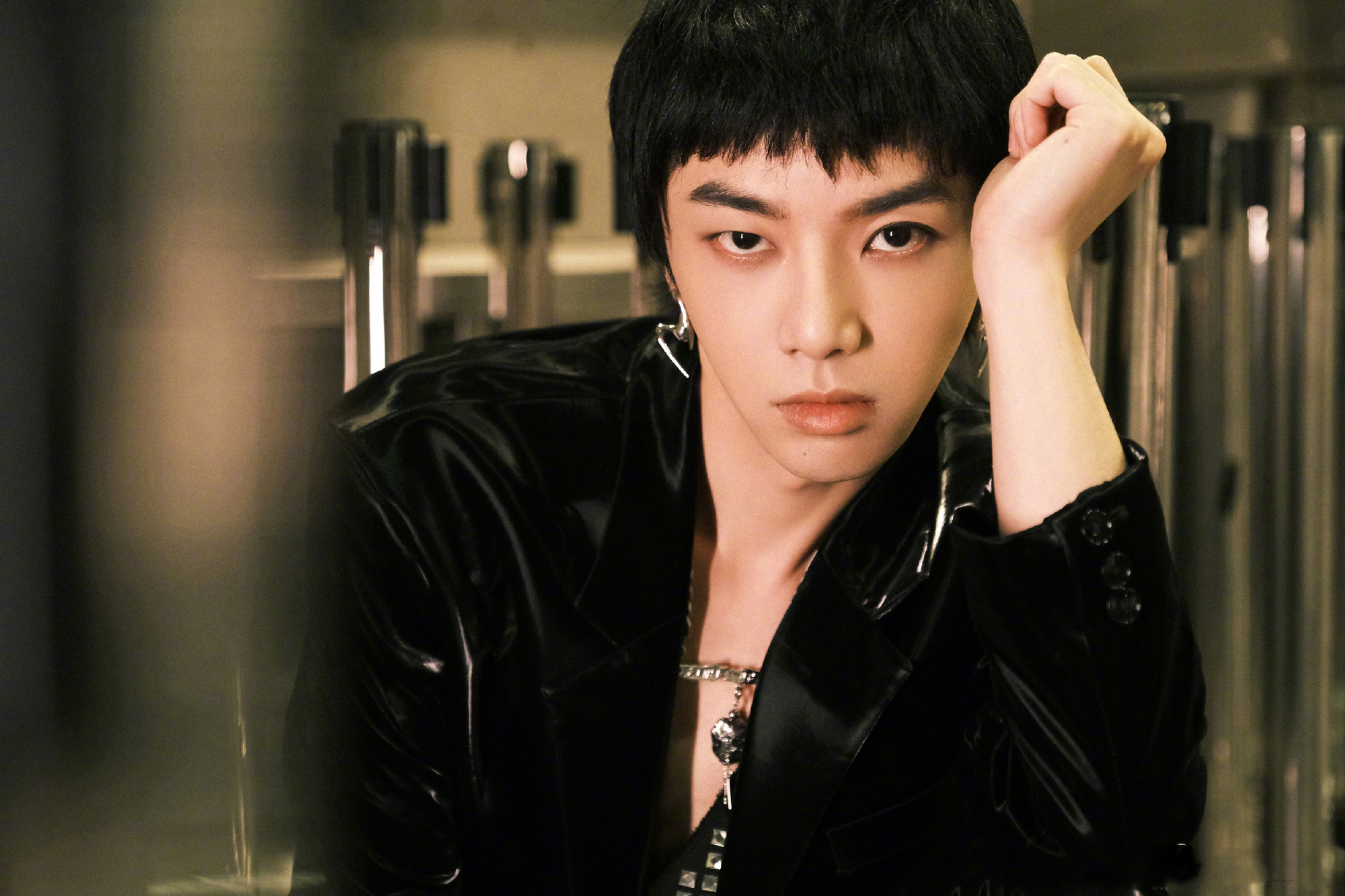 华晨宇身穿黑色亮面皮衣皮裤,搭配亮钻靴子,酷炫时髦