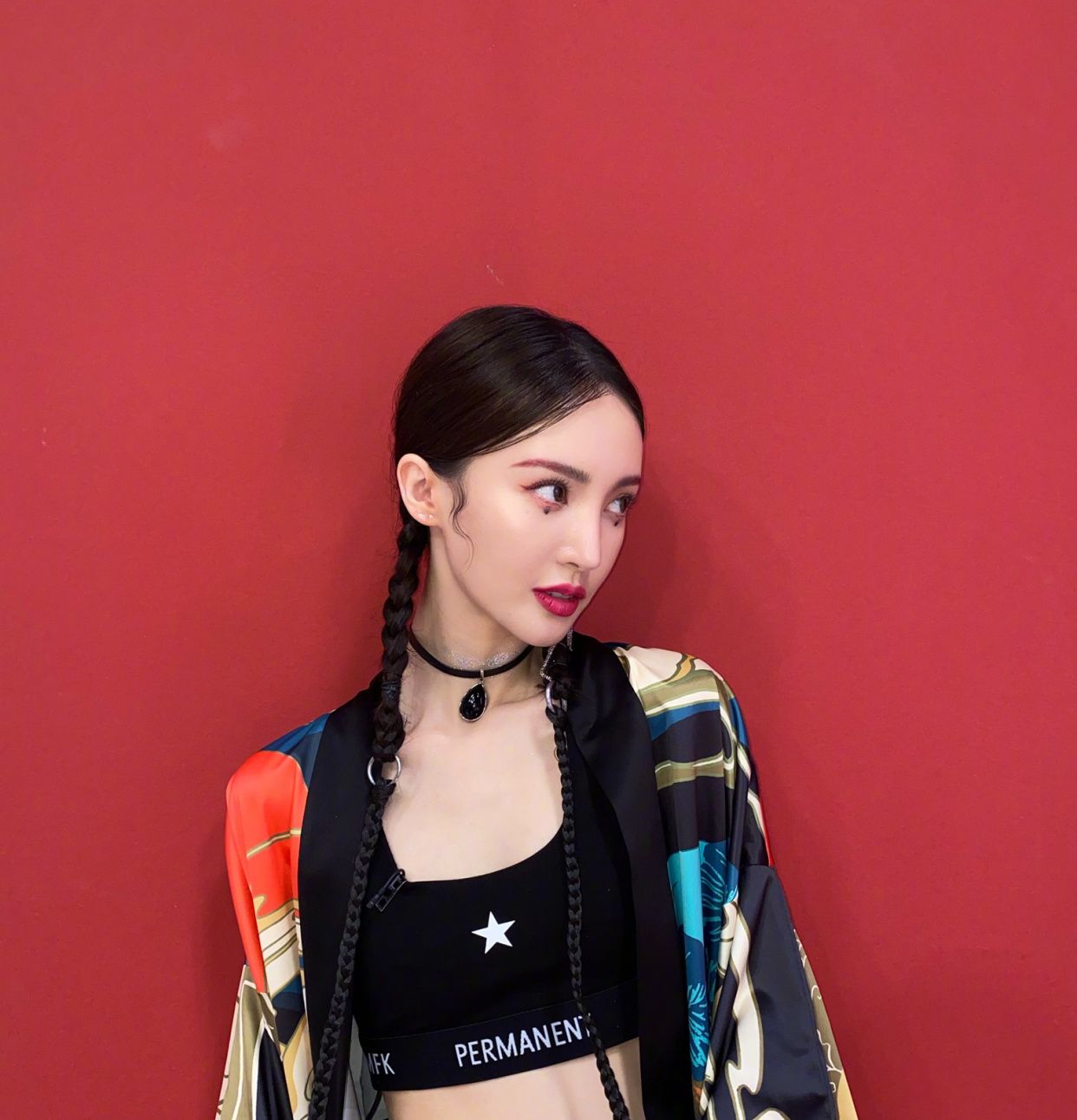 乘风破浪的姐姐们金晨公演舞台造型麻花辫配上泪痣装