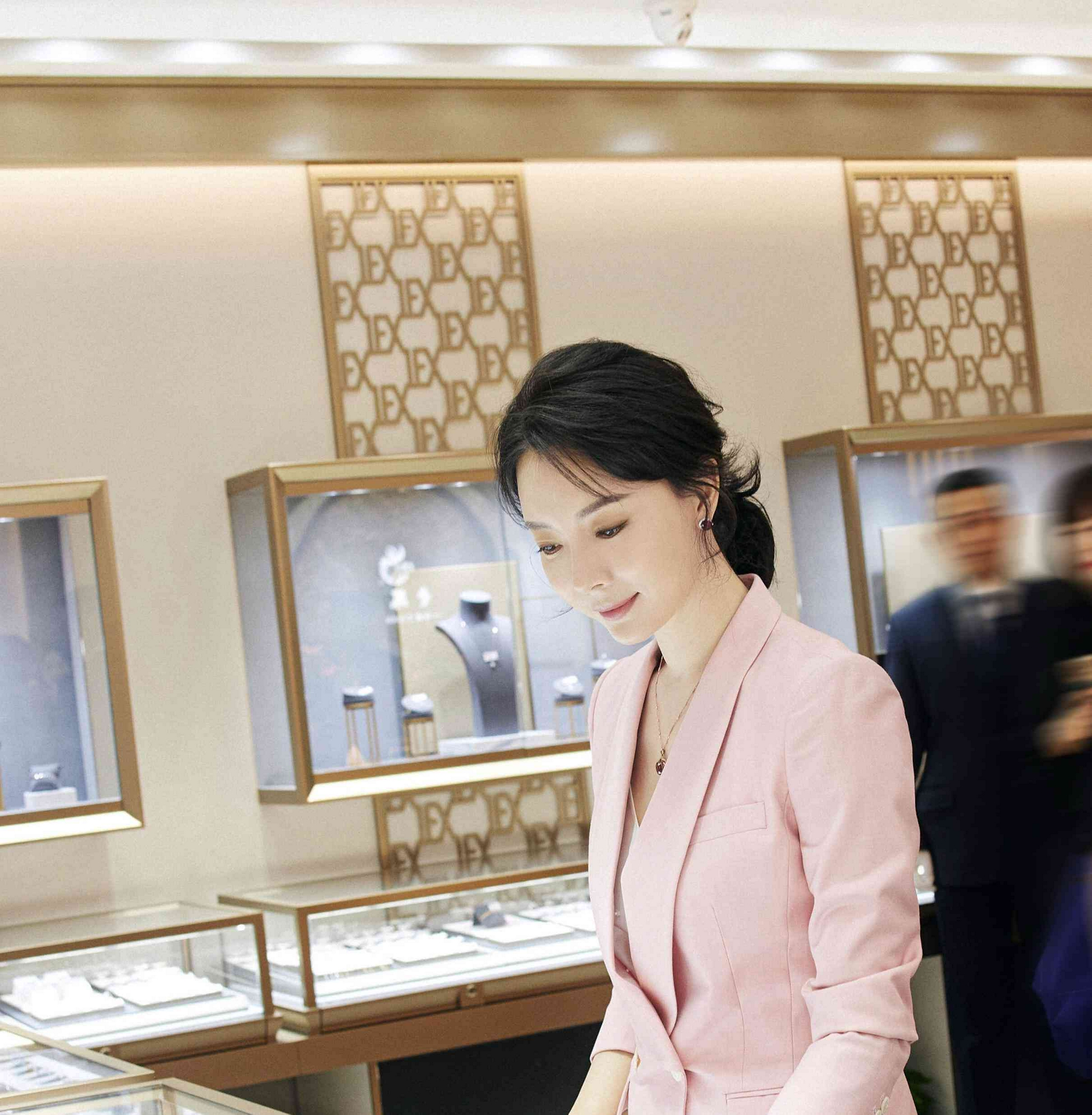 董卿和陈数撞衫同穿灰色的西服套装都有种优雅又迷人的气质