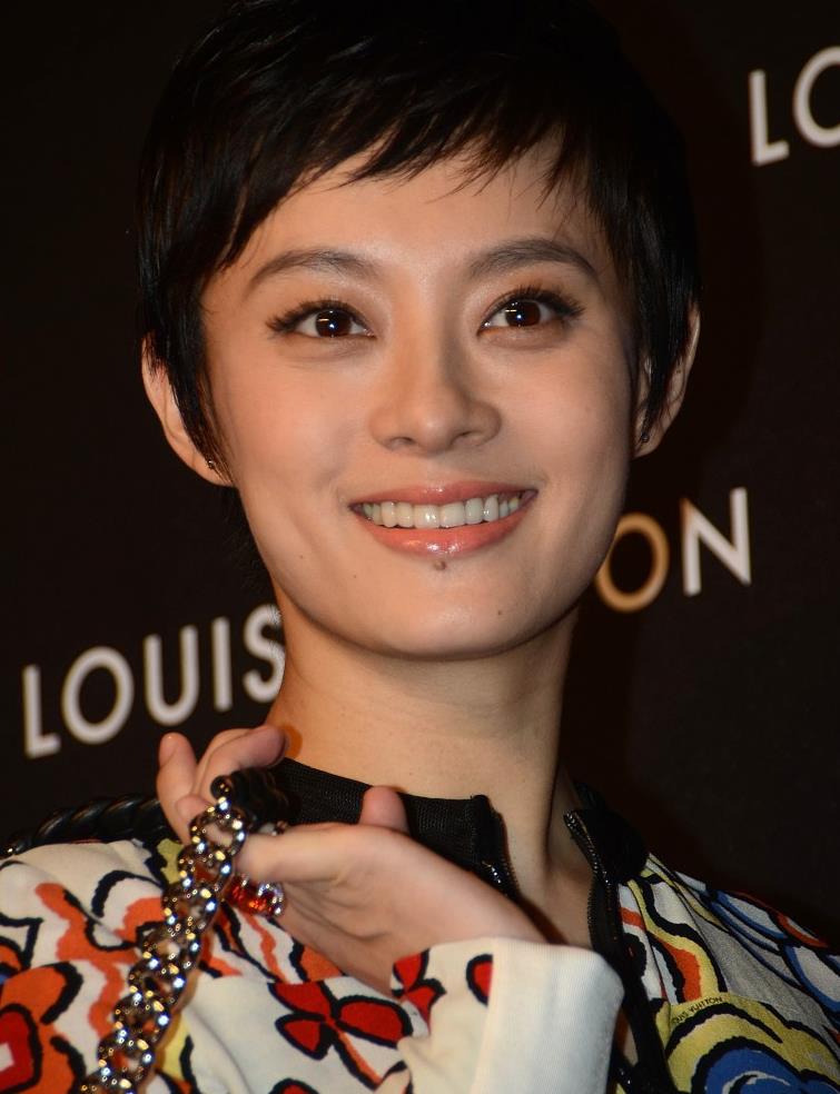 孙俪穿衣真有一套彩色印花连衣裙很显活力且不失高雅气质