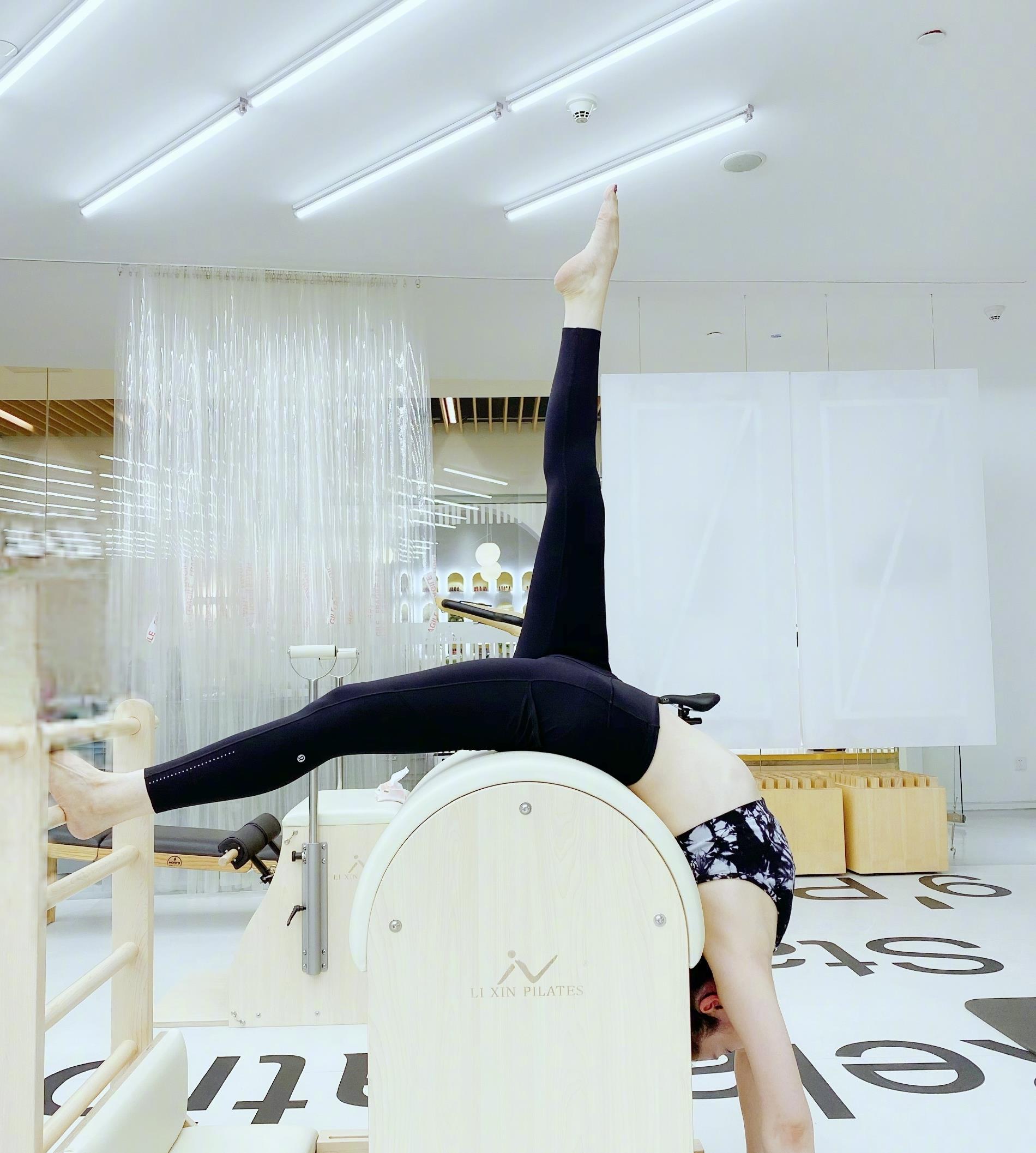 41岁董璇太自律,穿运动装练习瑜伽,身材抢镜十足_高清图集_新浪网