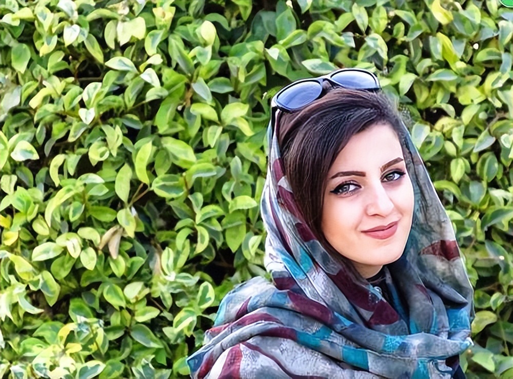 黑头巾大长袍看了伊朗女人的街拍原来头巾也可以美如彩虹