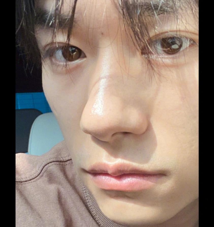 易烊千玺素颜怼脸拍皮肤状态清晰无比对自己颜值好自信呀
