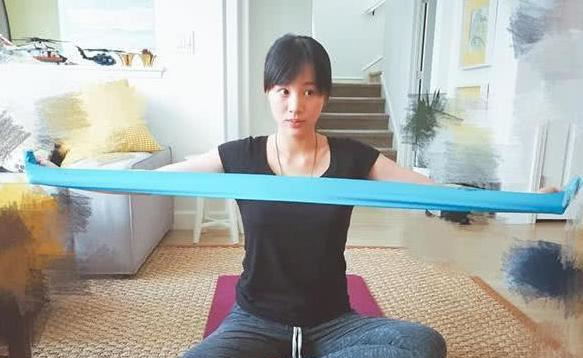 参观陈龙现实的豪宅,餐桌上方还挂绿色装饰物,第一次见这么装修休闲区蓝鸢梦想 - Www.slyday.coM 参观陈龙现实的豪宅,餐桌上方还挂绿色装饰物,第一次见这么装修休闲区蓝鸢梦想 - Www.slyday.coM