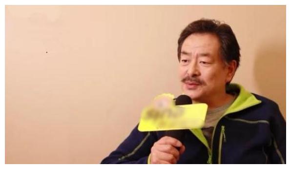 66岁老戏骨濮存昕近况皮肤松弛憔悴苍老坐小板凳授课接地气