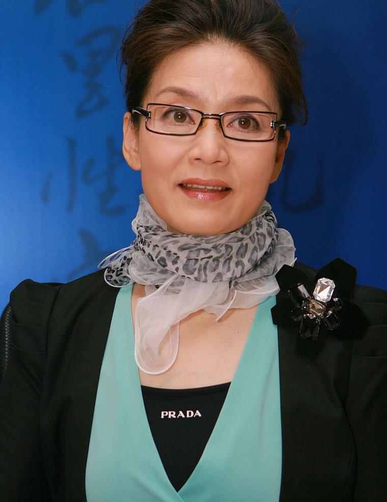 65岁潘虹依然孤傲,穿套裙配葡萄珍珠项链,贵族气质太深入人心__财经