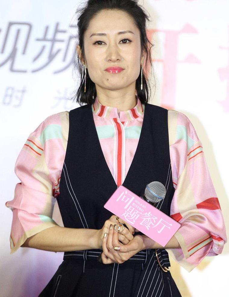 刘敏涛穿衣真洋气，斜“开襟”衬衫配直筒裤，脚踩小红鞋造型亮了__财经头条
