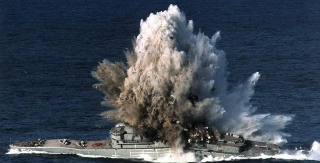 鱼雷在水下爆炸的反应原理其实就像放鞭炮一样