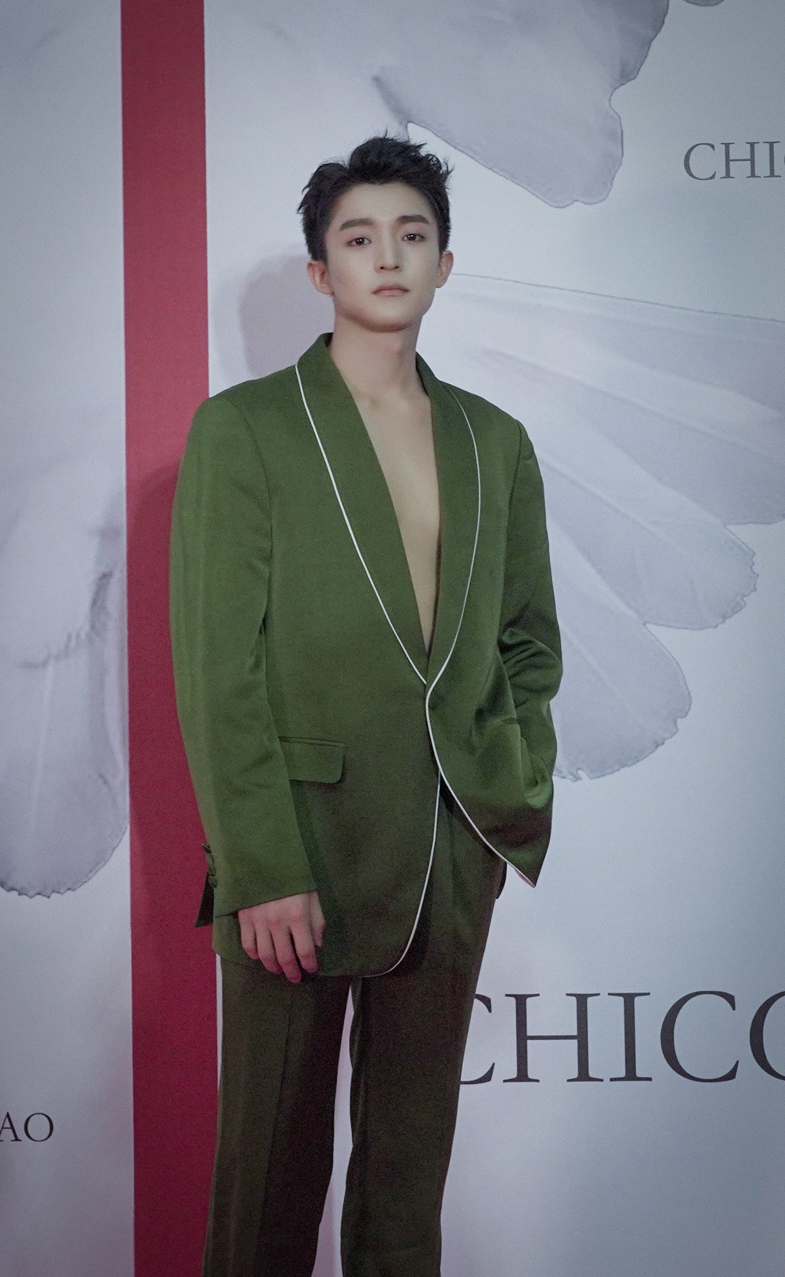 徐方舟,陈雨浓v领西装亮相时装周 尽情演绎性感休闲风