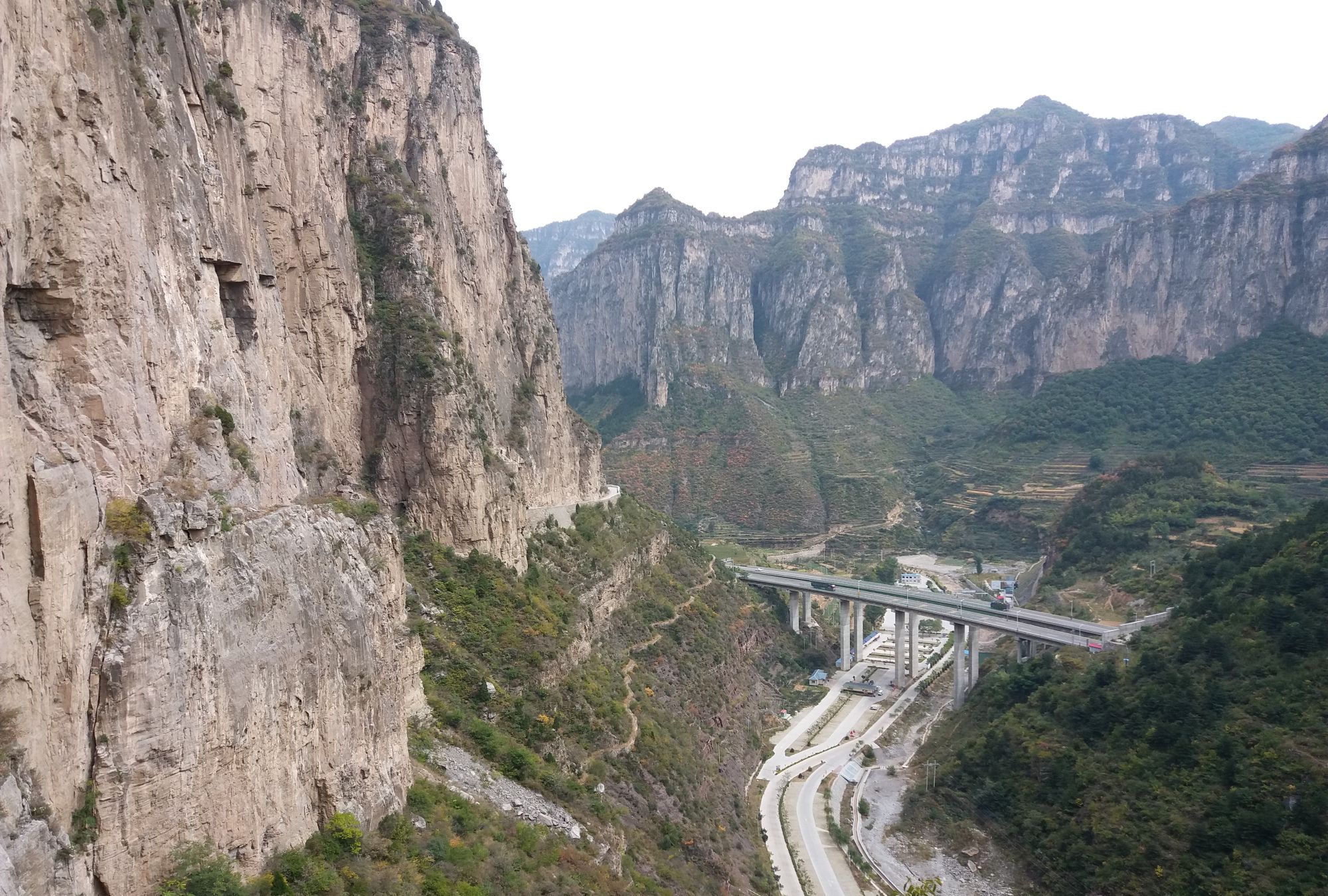 井底挂壁公路虹霓大峡谷虹梯关山西好风光