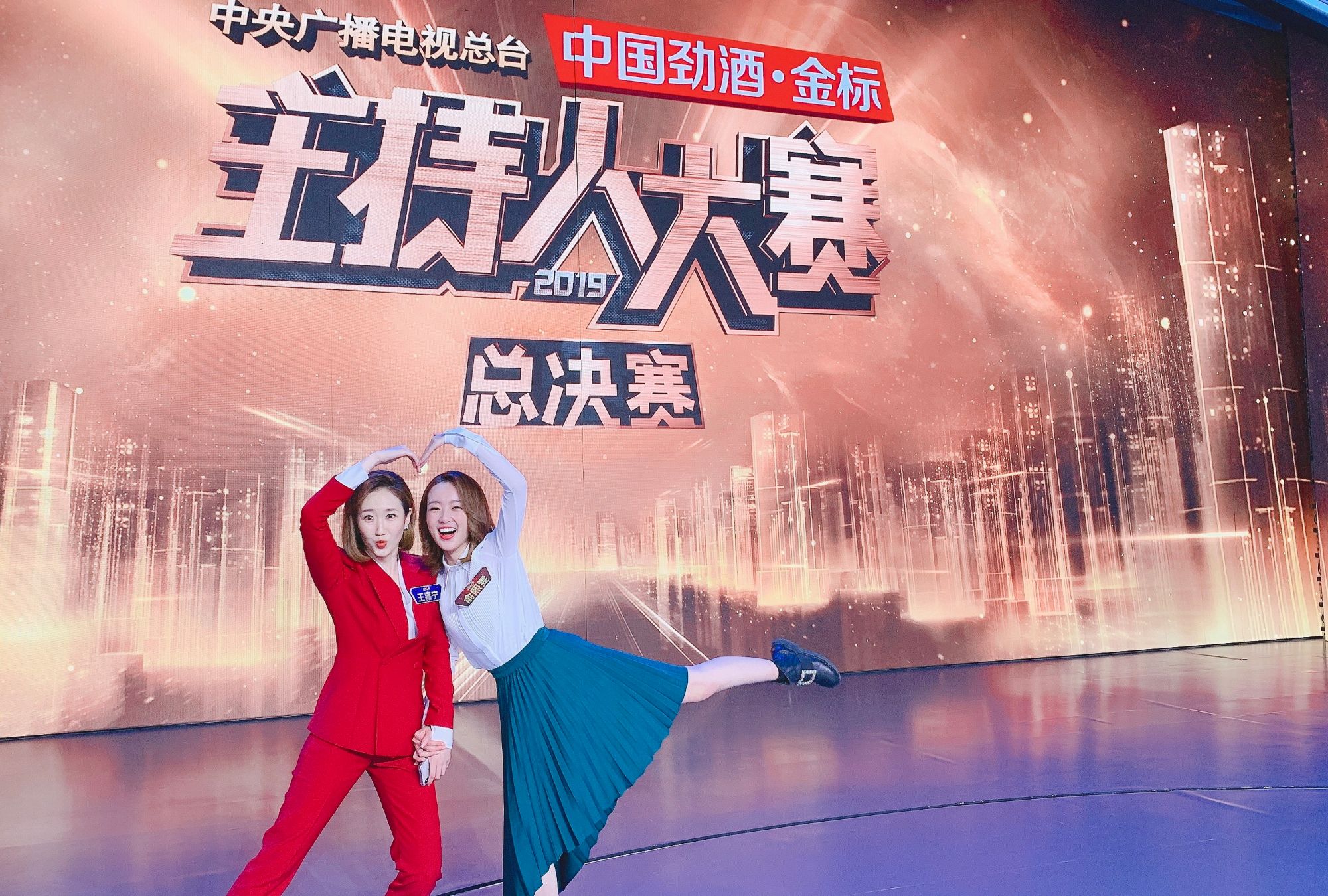 主持人大赛有两位女神选手,相貌相似好像双胞胎姐妹