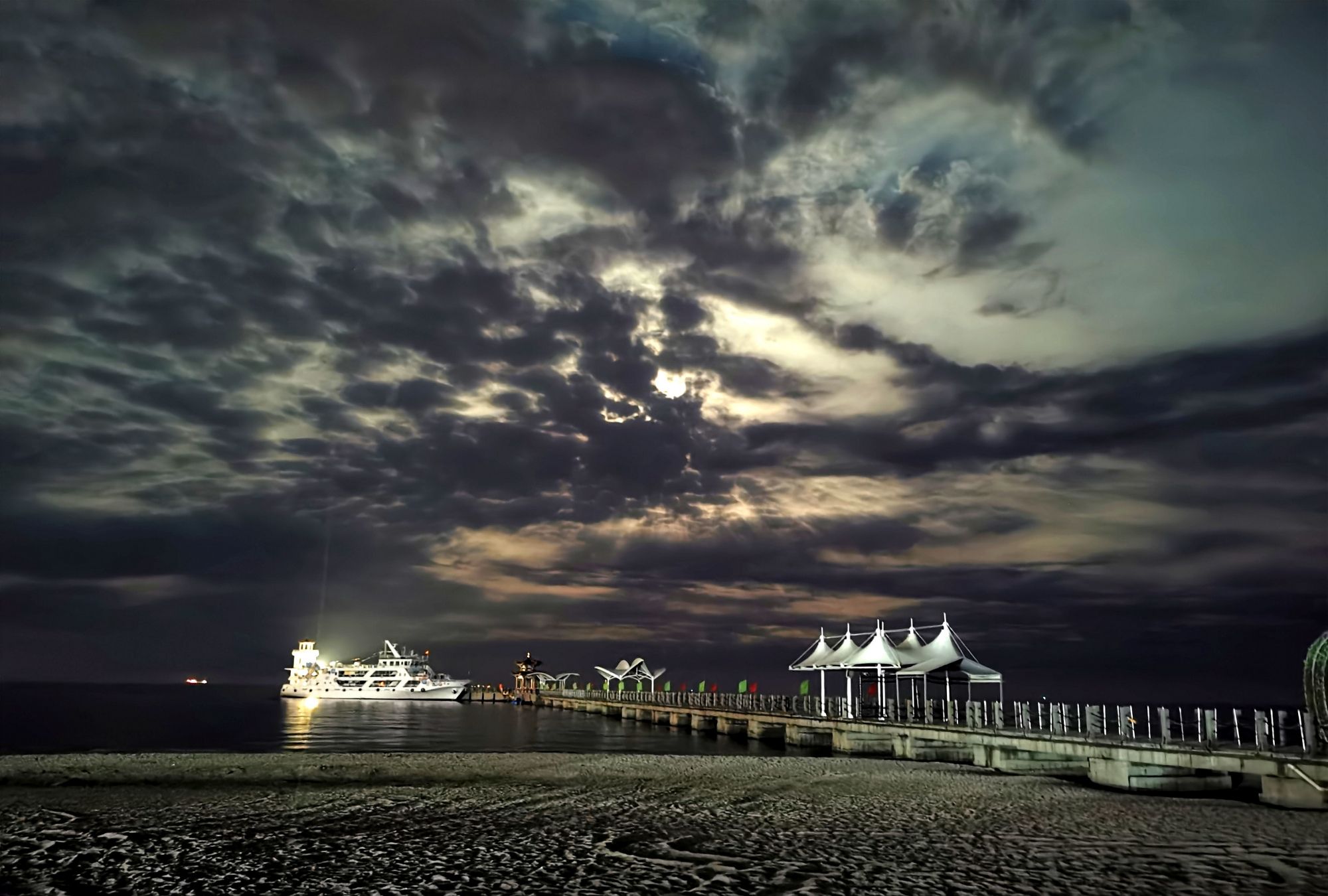 夜色下的秦皇岛东山海滩,让放松愉悦的心一起来分享吧!