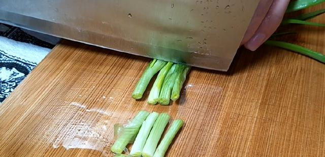 鸡爪这样做，只闻味道就要流口水了，咬一口就停不下来！休闲区蓝鸢梦想 - Www.slyday.coM