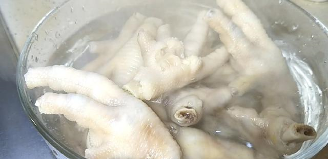 鸡爪这样做，只闻味道就要流口水了，咬一口就停不下来！休闲区蓝鸢梦想 - Www.slyday.coM