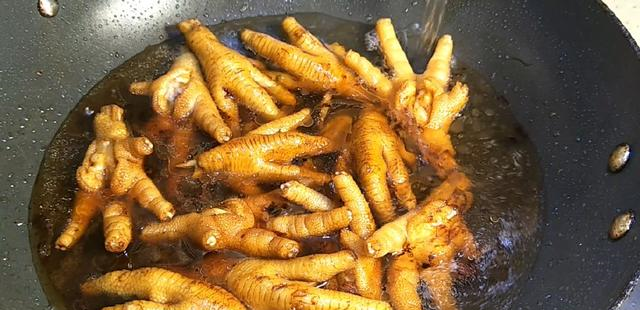 鸡爪这样做，只闻味道就要流口水了，咬一口就停不下来！休闲区蓝鸢梦想 - Www.slyday.coM