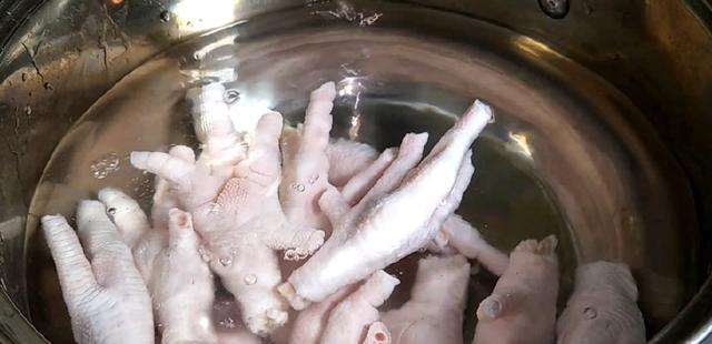 鸡爪这样做，只闻味道就要流口水了，咬一口就停不下来！休闲区蓝鸢梦想 - Www.slyday.coM