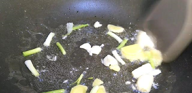 鸡爪这样做，只闻味道就要流口水了，咬一口就停不下来！休闲区蓝鸢梦想 - Www.slyday.coM