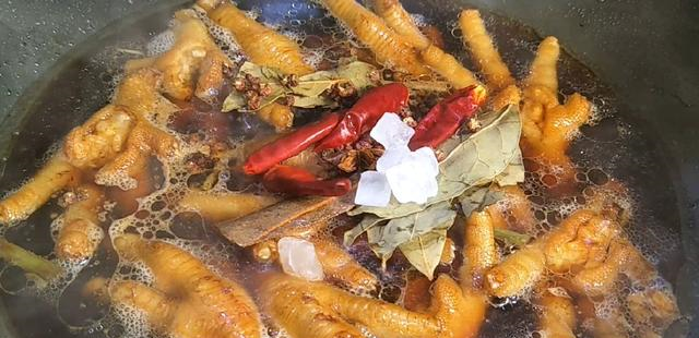 鸡爪这样做，只闻味道就要流口水了，咬一口就停不下来！休闲区蓝鸢梦想 - Www.slyday.coM