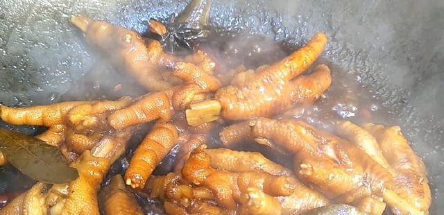 鸡爪这样做，只闻味道就要流口水了，咬一口就停不下来！休闲区蓝鸢梦想 - Www.slyday.coM